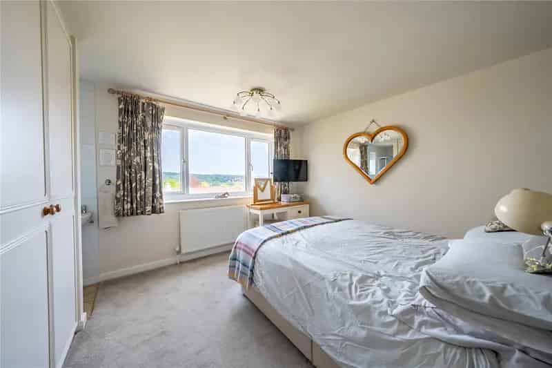 UNIQUE 4 BEDROOM DETACHED HOME ON TRANMERE DEVELOPMENT Guiseley