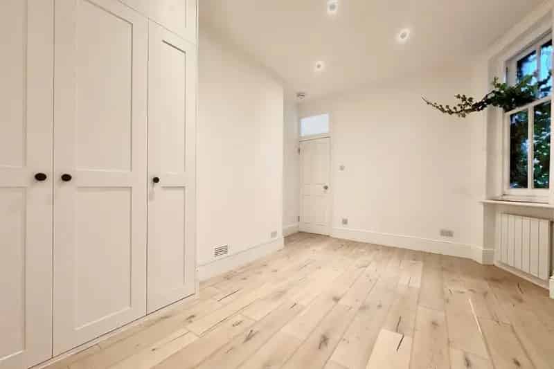 Fulham Apartment - 471 sq ft Refurbished Flat Near Fulham Broadway Station
