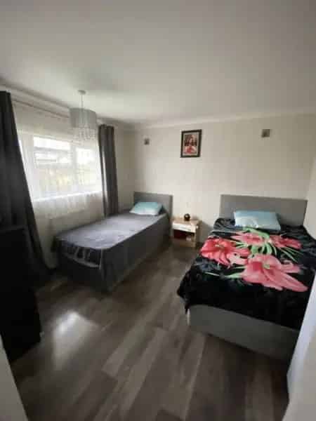 2 Bedroom House Big Garden Driveway Parking