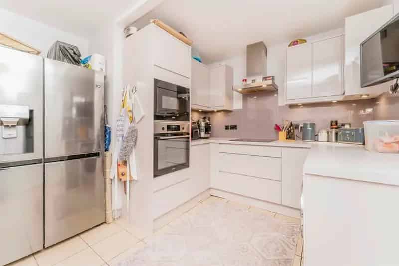 3 Bed Family Home with Outbuilding and Air Conditioning