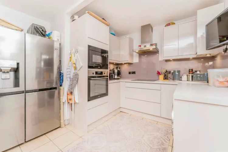 3 Bed Family Home with Outbuilding and Air Conditioning