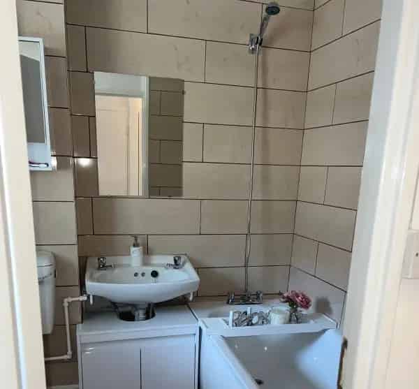 1 Bedroom Ground Floor Apartment Near Church Bus Station Train Station