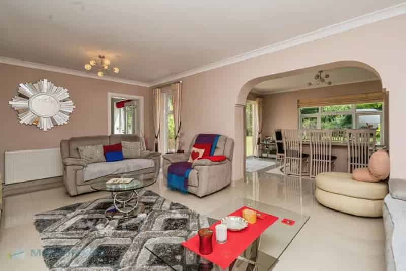 6 Bedroom House For Sale GU22
