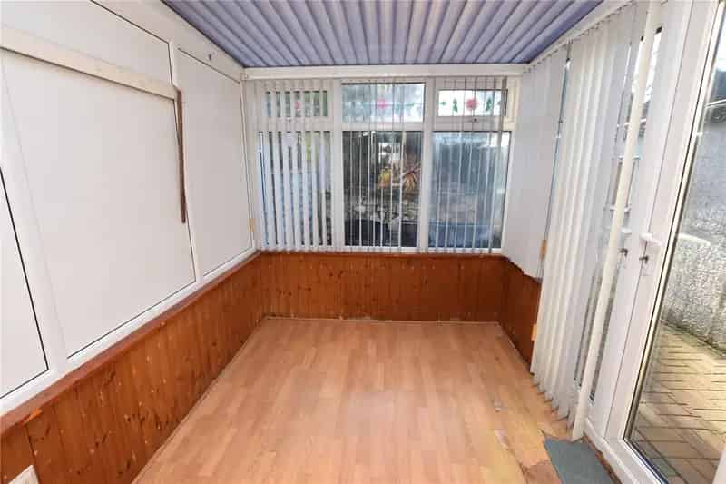 Semi Detached House 2 Beds Wet Room Conservatory Garage Driveway Leeds LS15