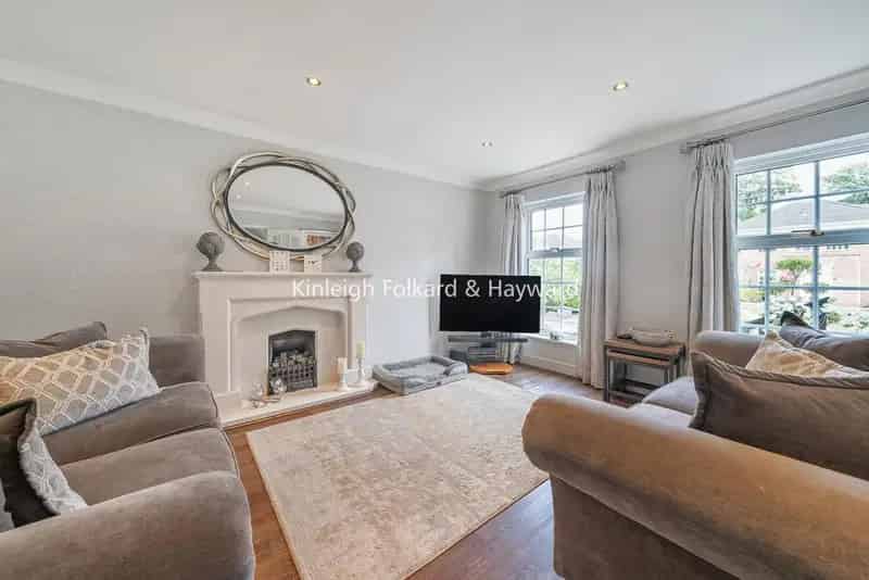 Five Bedroom Detached House with Garden Home Office and Gym