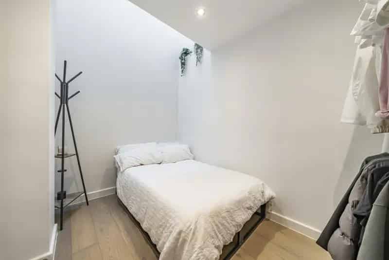 Modern 3-Bedroom Home with Two Terraces - Chain Free