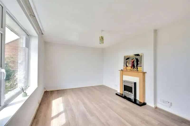 2 bed flat for sale