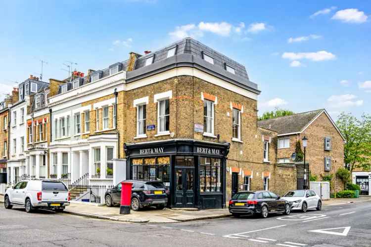 Detached house For Sale in London, England