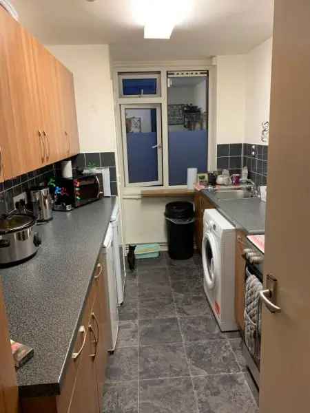 Flat For Rent in Mole Valley, England