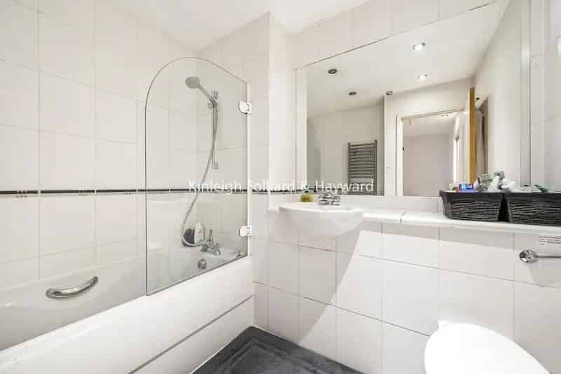 4 Bedroom 3 Bathroom Modern Townhouse with Garden