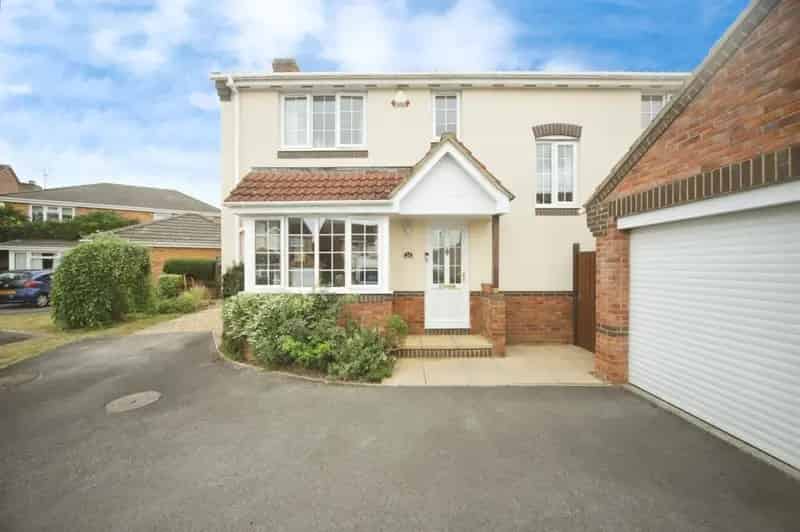 Spacious 4-Bedroom Family Home with Double Garage and Large Garden