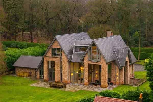 6 Bedroom Family Home with Indoor Pool and Landscaped Gardens