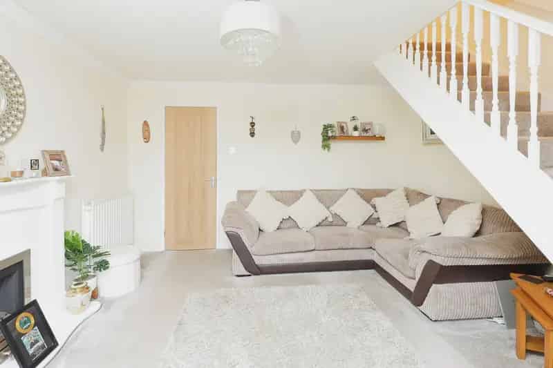 Mid-Terraced House in Coleshill Near Train Station