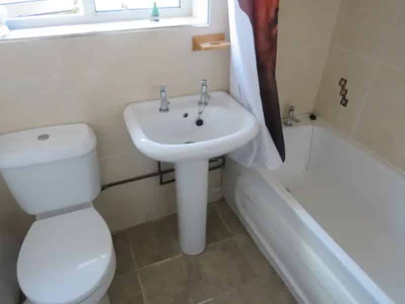 Spacious First Floor Flat Near Amenities and Transport