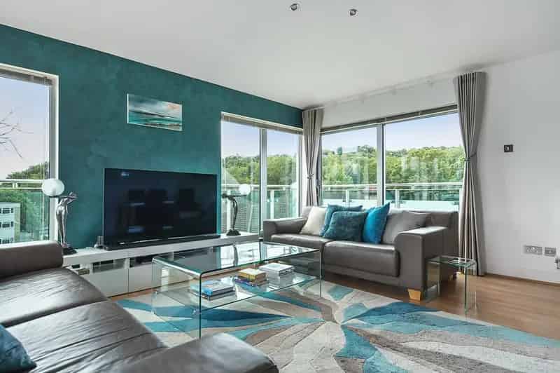 3 Bedroom Penthouse Apartment Near Preston Park Station