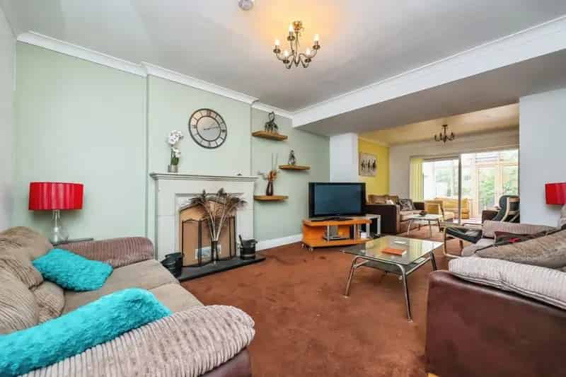 6 Bedroom Detached House in Nuthall