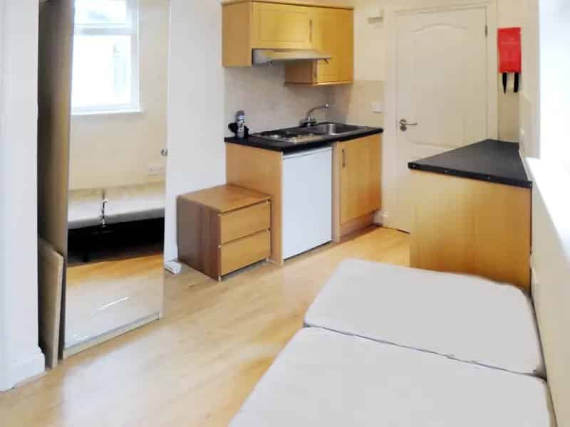 0 Bedroom Studio House to Rent Near North Acton Station