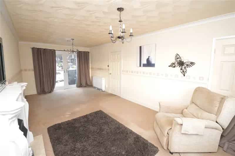 Spacious 3-Bedroom End Terrace House Near M62 M1 Motorways