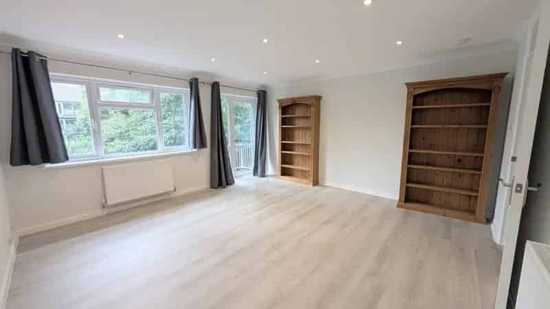 2 Double Bedrooms Split Level Maisonette Hatch End Parking Available Now