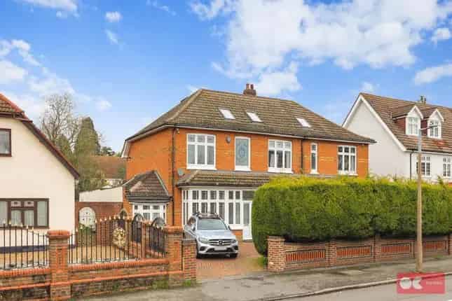8-9 Bedroom Detached House Emerson Park Over 4200 Sq Ft