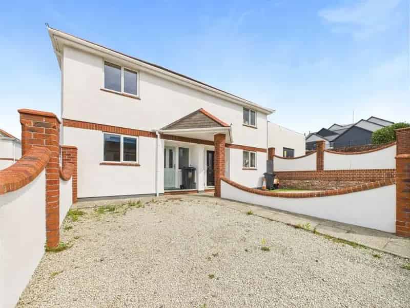 2 Bedroom Semi Detached House for Sale Near Beach
