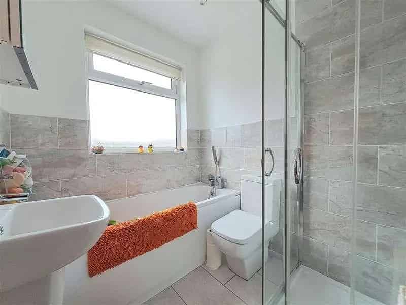 4 Bed House for Sale Near Shops and Schools
