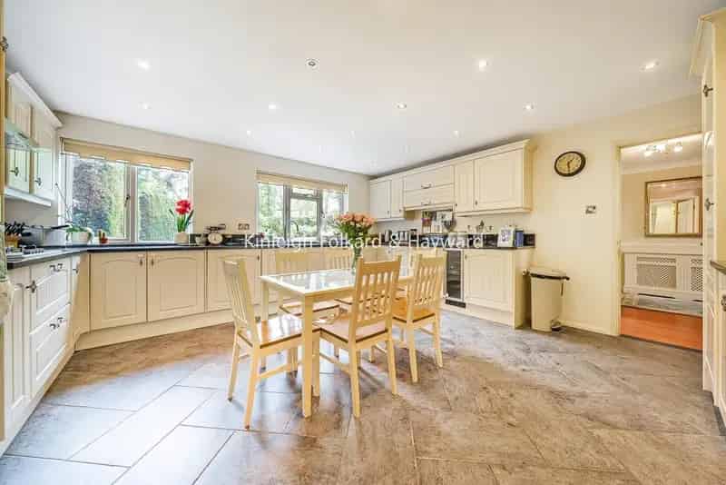 Five Double Bedroom Detached House Chislehurst