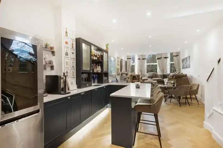 3 Bedroom Flat for Sale in Refurbished Victorian Mansion