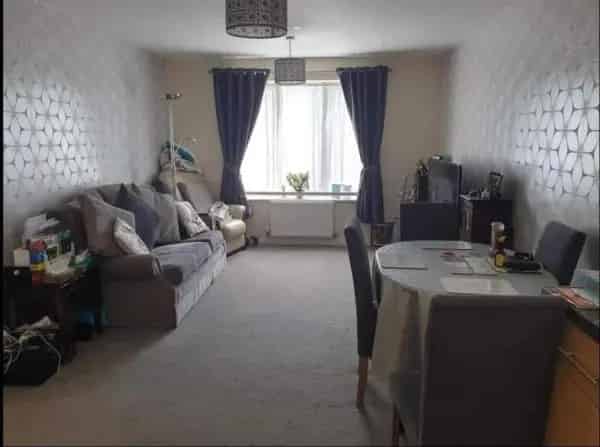 2 Bed 1st Floor Flat Near Hoddesdon Hertford Heath - Low Rent Pets Allowed