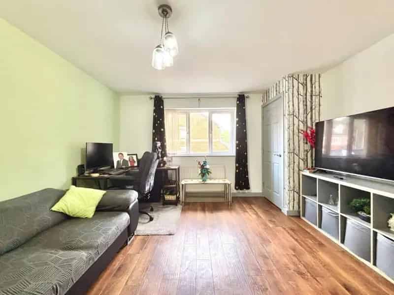 4 Bed House for Sale Modern Kitchen Spacious Lounge Private Garden