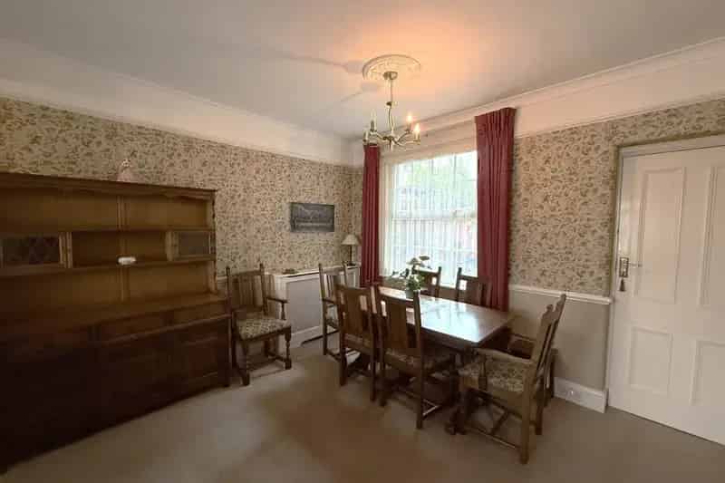 3 Bedroom Terraced House with Garden Near Excellent Transport Links