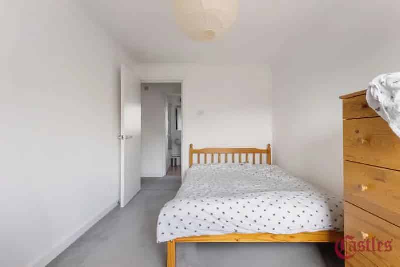 2 Bedroom Flat Hackney - First Time Buyers - Modernisation Opportunity