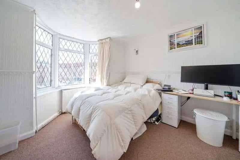 5 bed house for sale