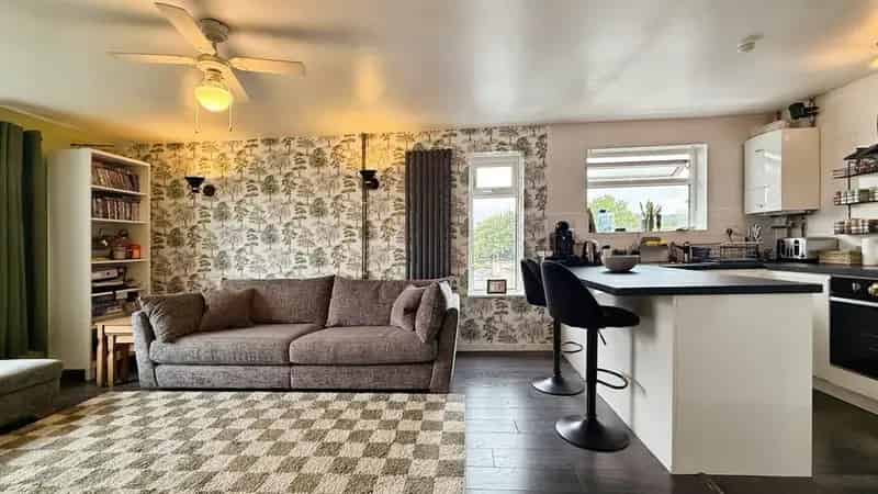 1 Bedroom Flat for Sale Whitchurch Garage Parking