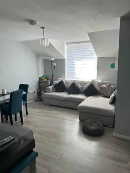 Spacious 2-Bedroom Flat near Underground Station