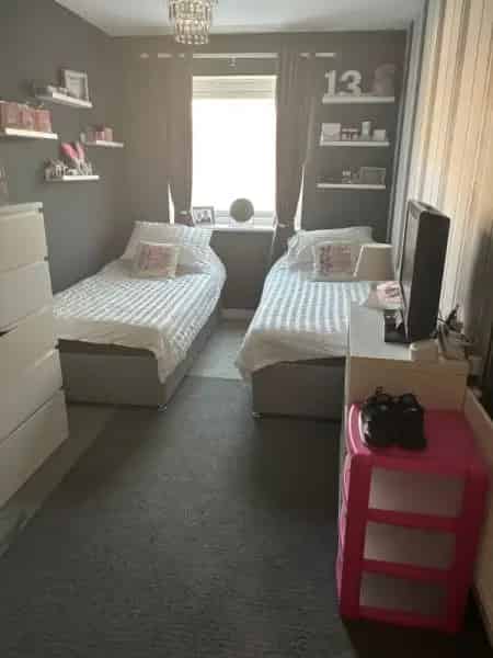 2 Bed 2nd Floor Flat Large Balcony Intercom Caretaker