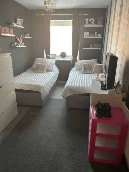 2 Bed 2nd Floor Flat Large Balcony Intercom Caretaker