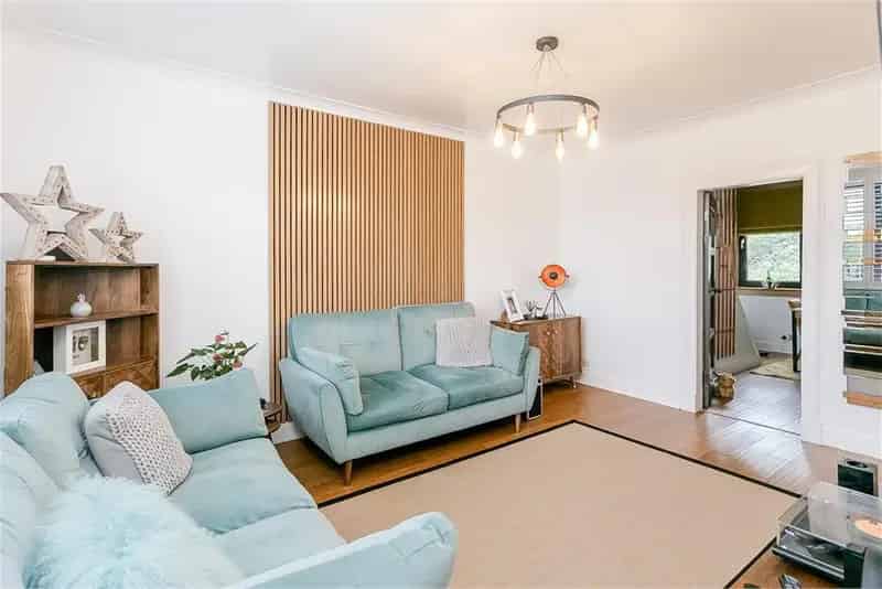 2 Bed Flat Upper with 1 Reception Room and Private Garden