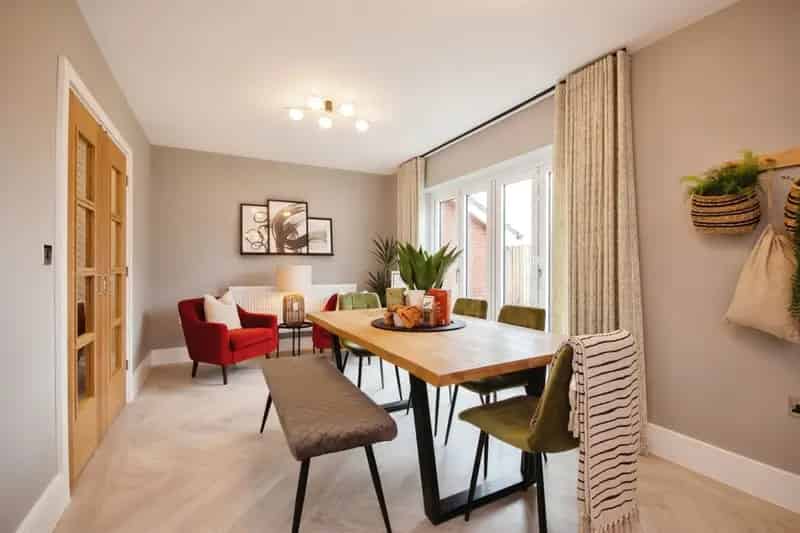 4 Bedroom Detached Home with Garage and Open Plan Kitchen