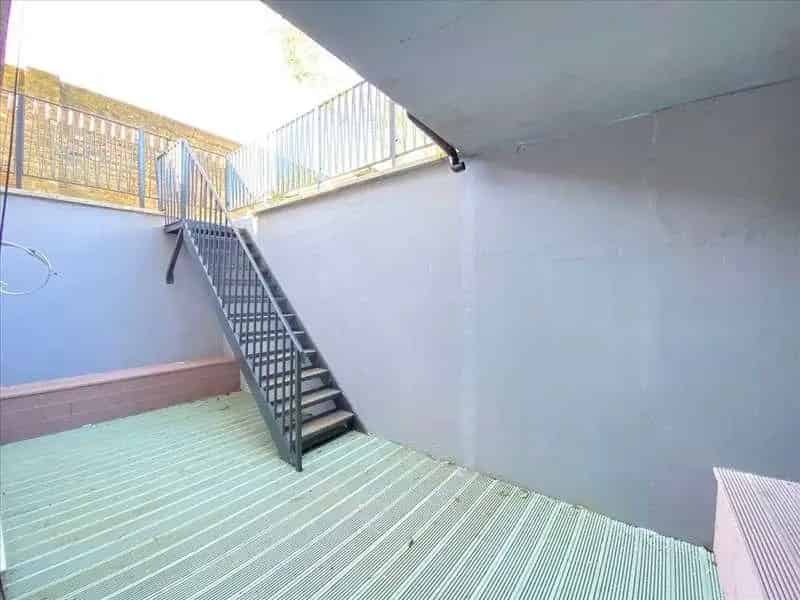 3 Bed Flat for Sale in Ealing