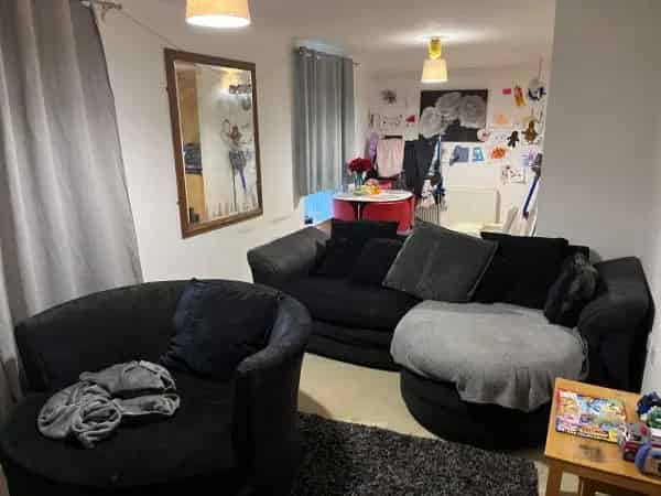 2 Bedroom Ground Floor Flat Near Train Station and Beach