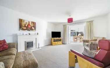 Modern 5-Bedroom Detached House with Large Garden and Double Garage