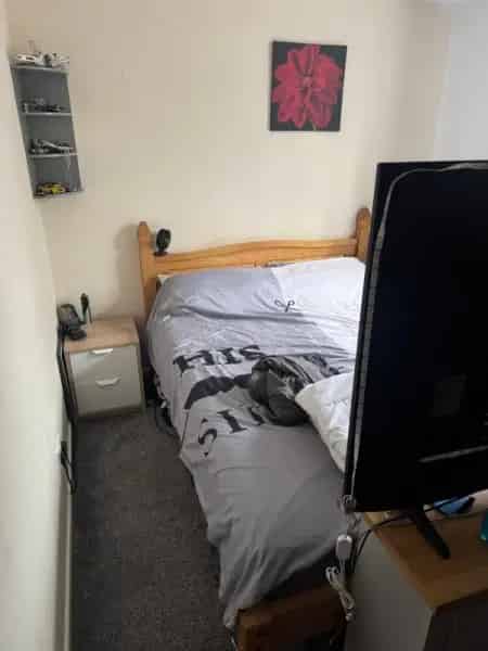 2 Bedroom Ground Floor Flat Near Local Amenities