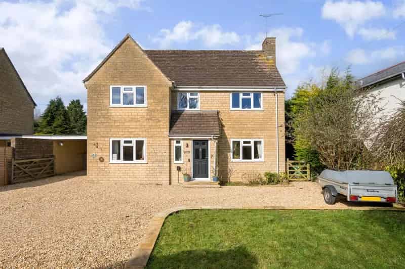 4 Bedroom Detached House for Sale in Siddington Near Cirencester