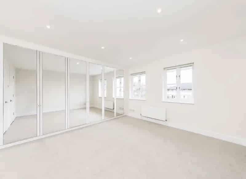Four Double Bedroom Townhouse with Private Garden and Parking