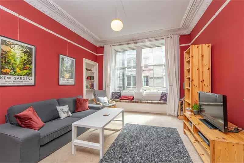 2 Bed Flat First Floor with 1 Reception Room