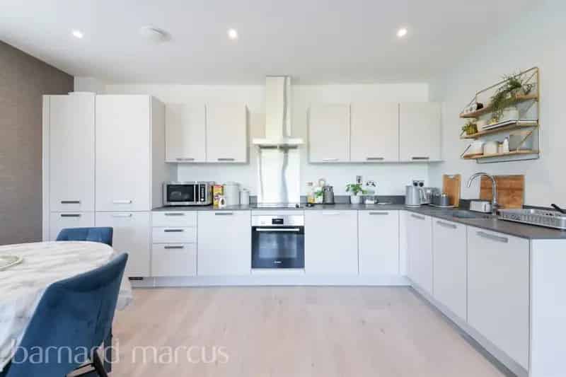3 Bed Apartment Near Epsom Station Modern Development Allocated Parking
