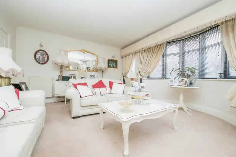 Family Home with Conservatory and Garage