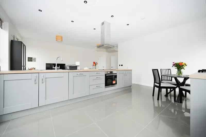 2 Bedroom Flat For Sale 904 SQ FT