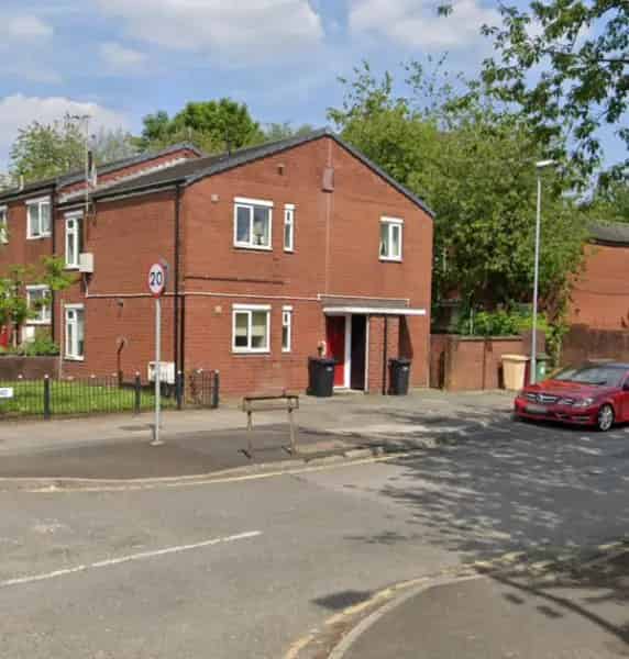 2 Bedroom Upstairs Flat with Garden and Storage